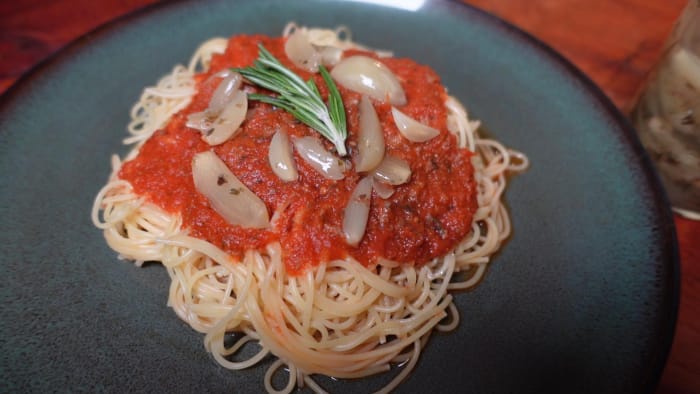 fermented garlic with spaghetti