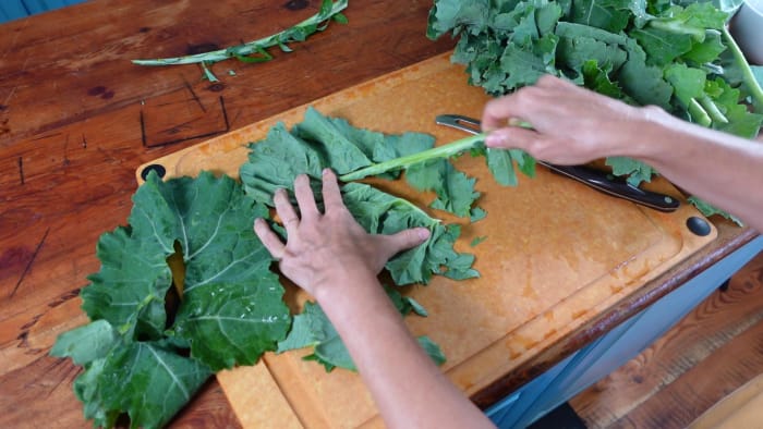 removing kale stem