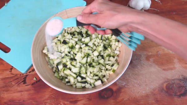 salting zucchini